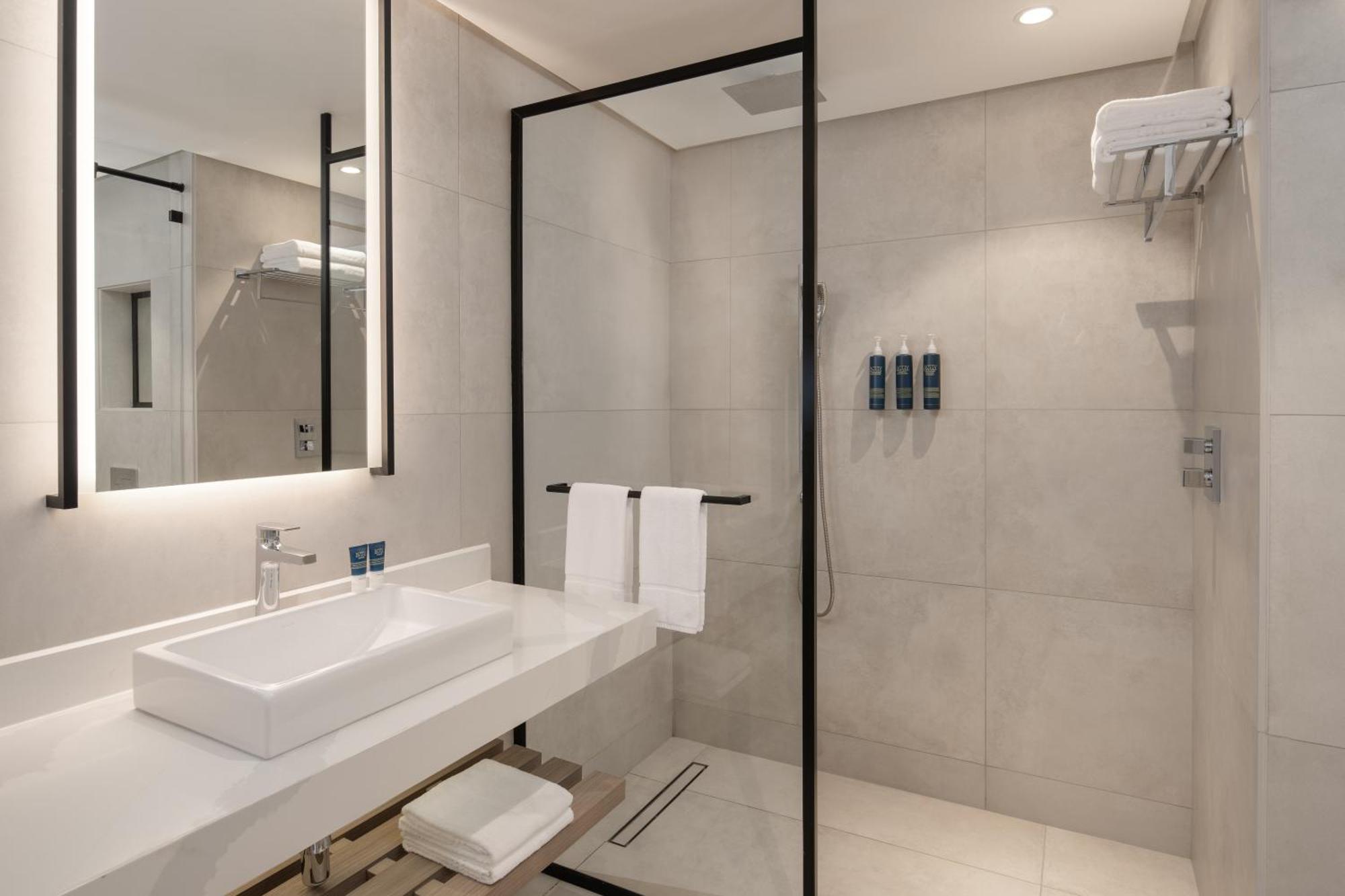 Four Points By Sheraton Kampala Exterior photo